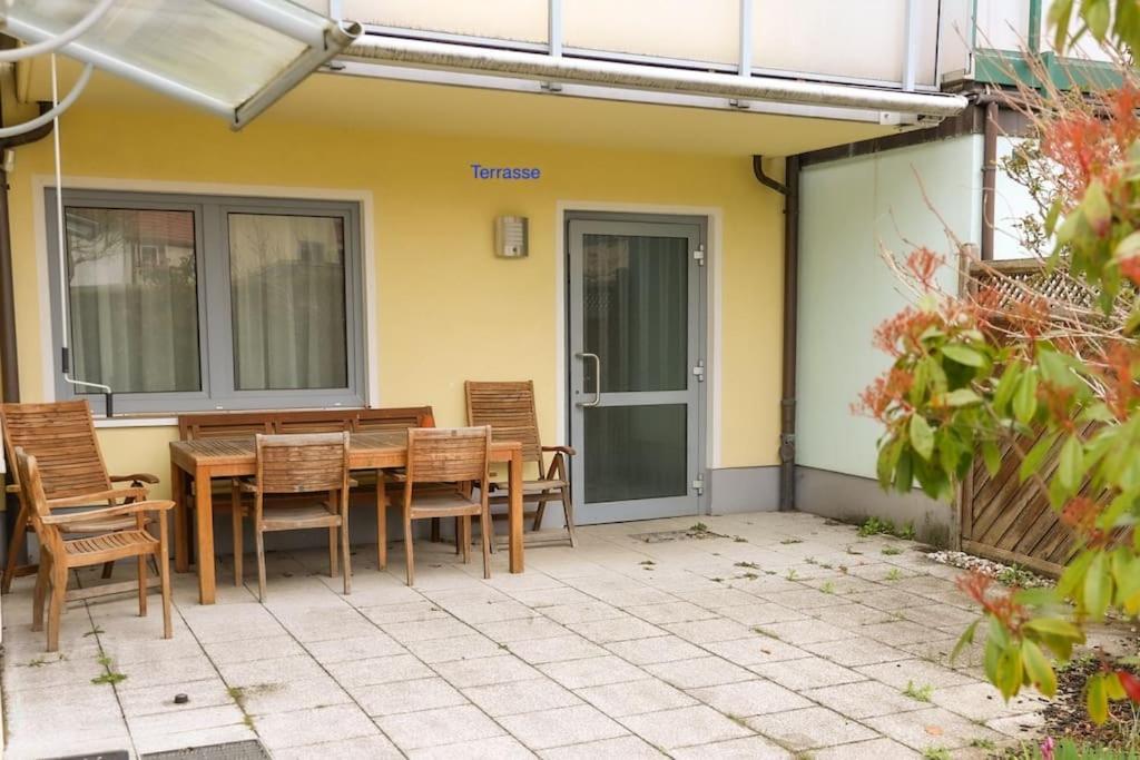 Freundliche Wohnung Mit Parkplatz Und Terrasse Нойбранденбург Екстер'єр фото